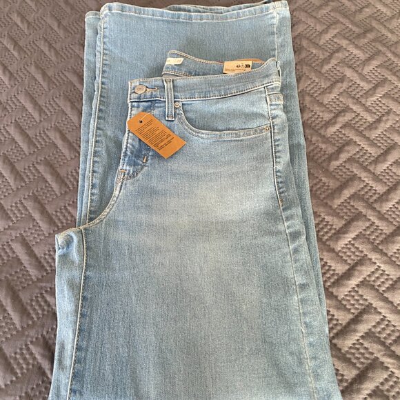 NWT LEVI'S 318 Shaping Wide Leg Jeans Size 28 Light Wash - Picture 5 of 11